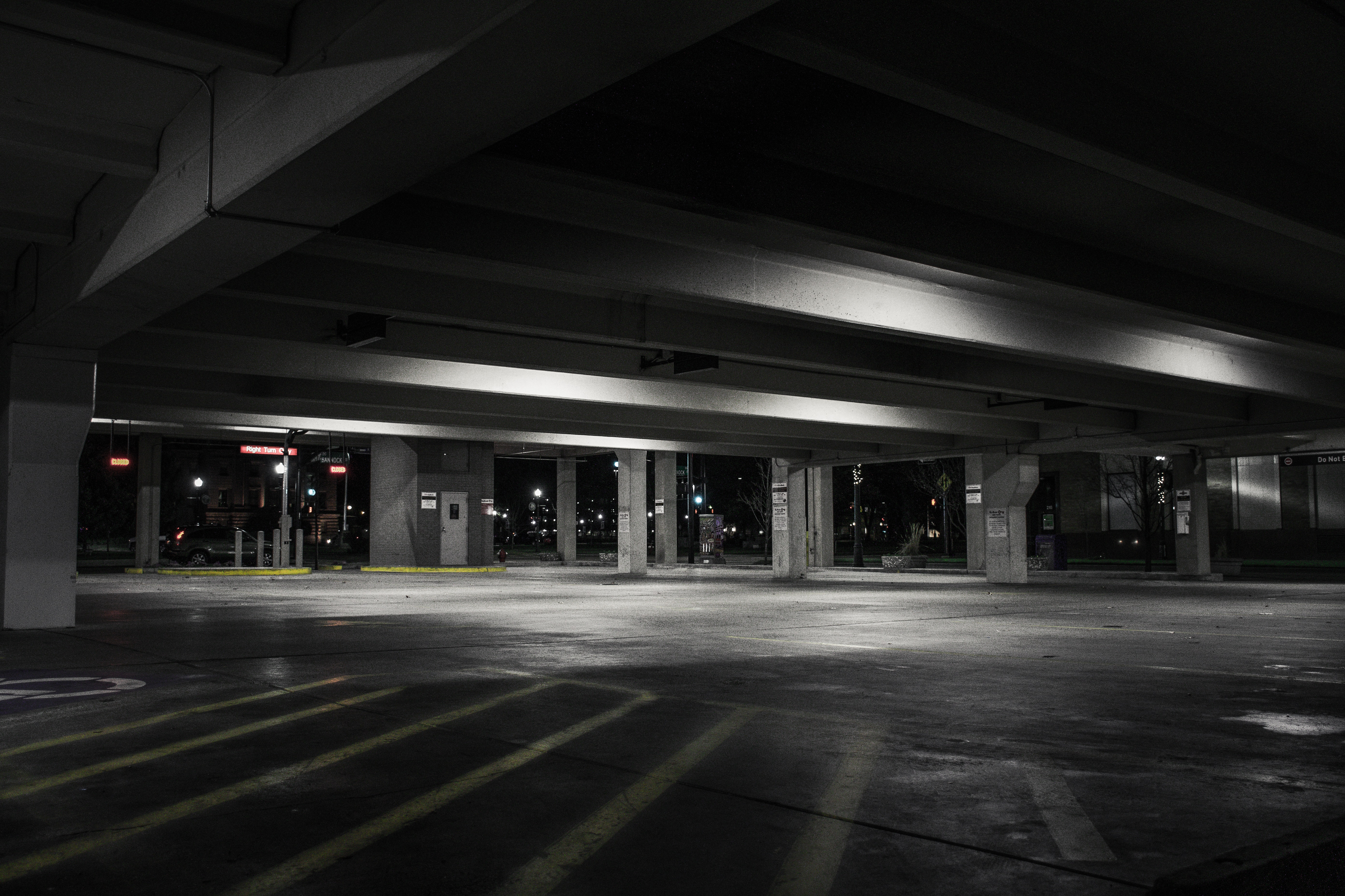 Parking a étages pendant la nuit