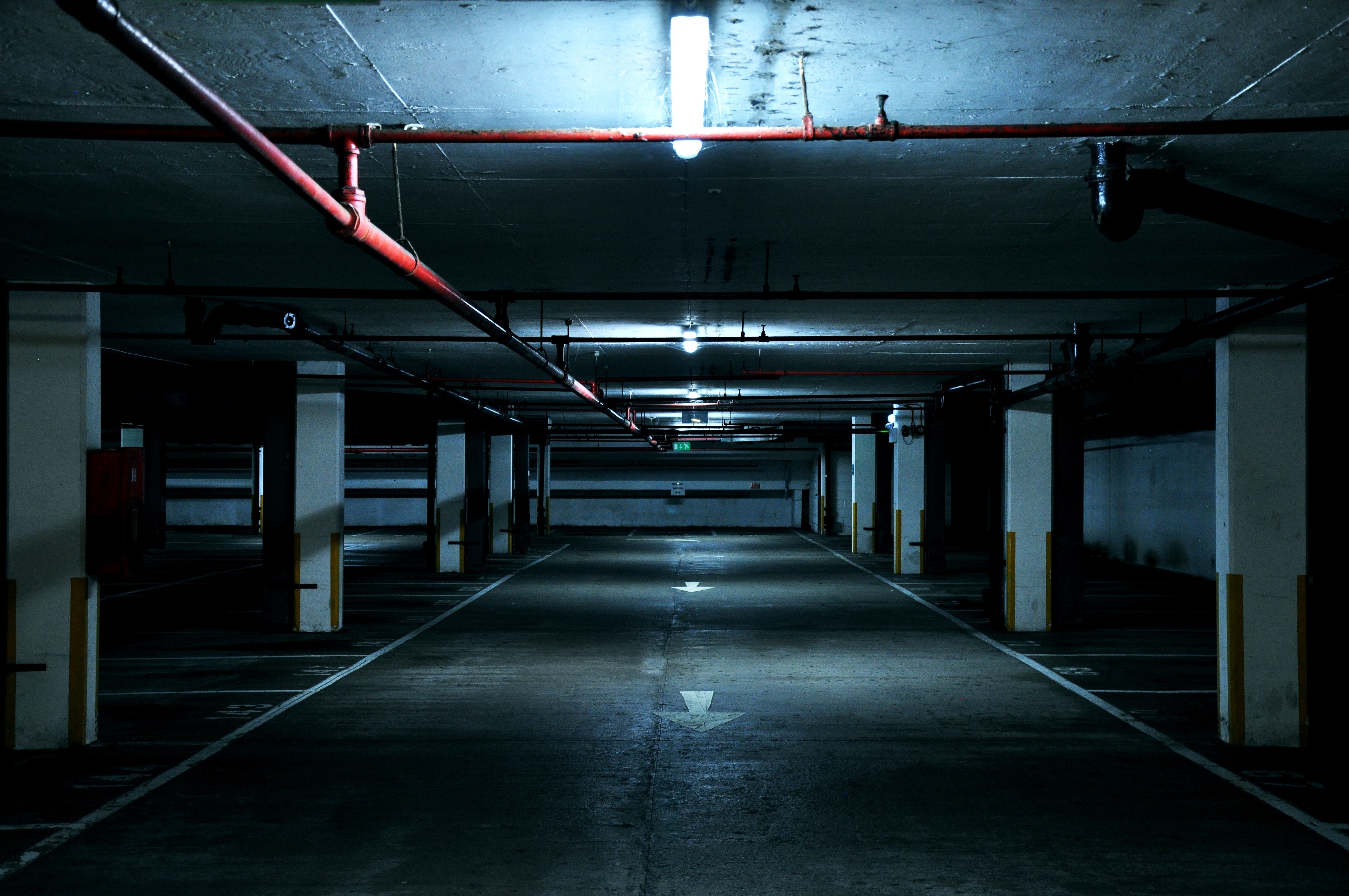 Parking sous-terrain sombre