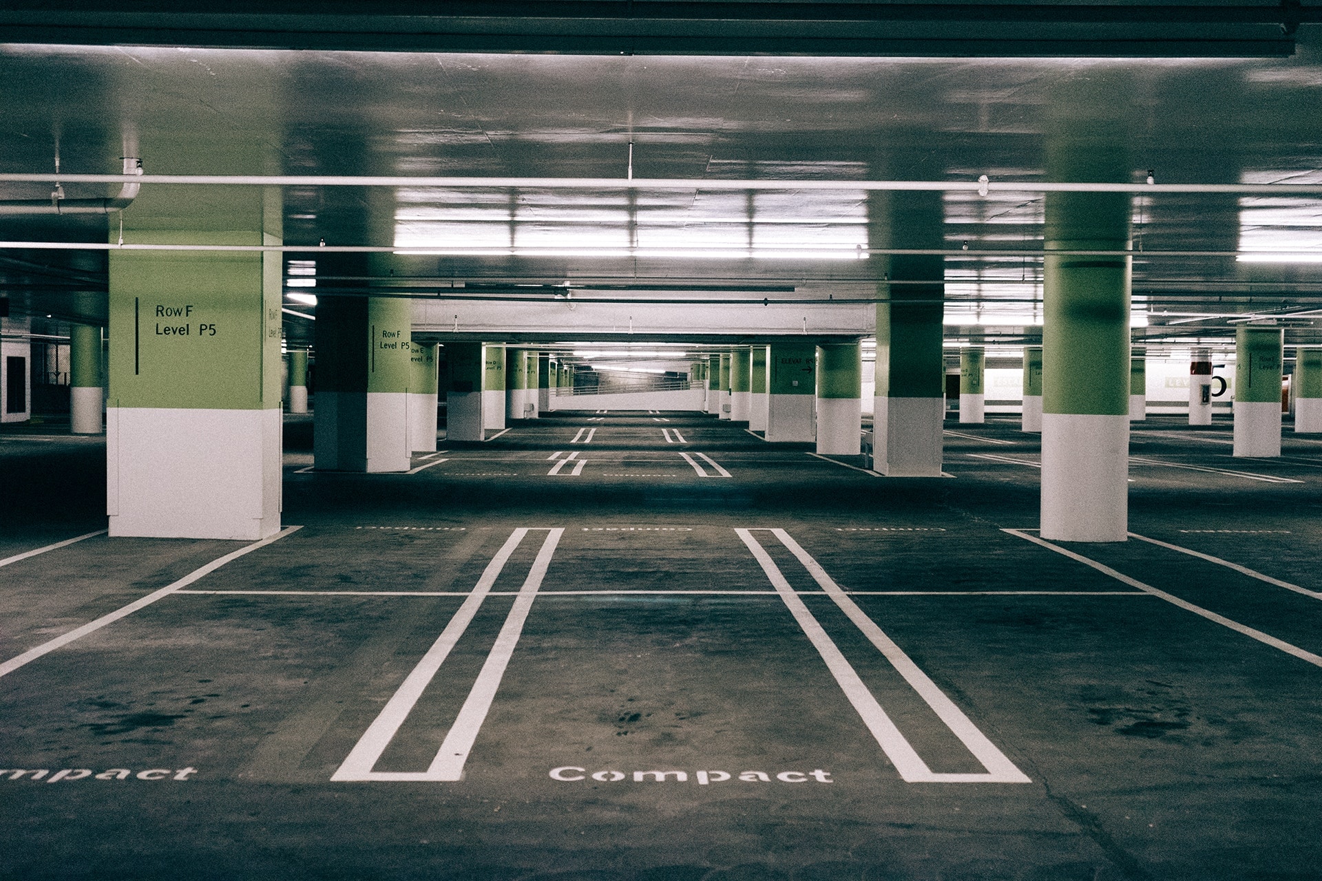 Parking sous-terrain vert et noir